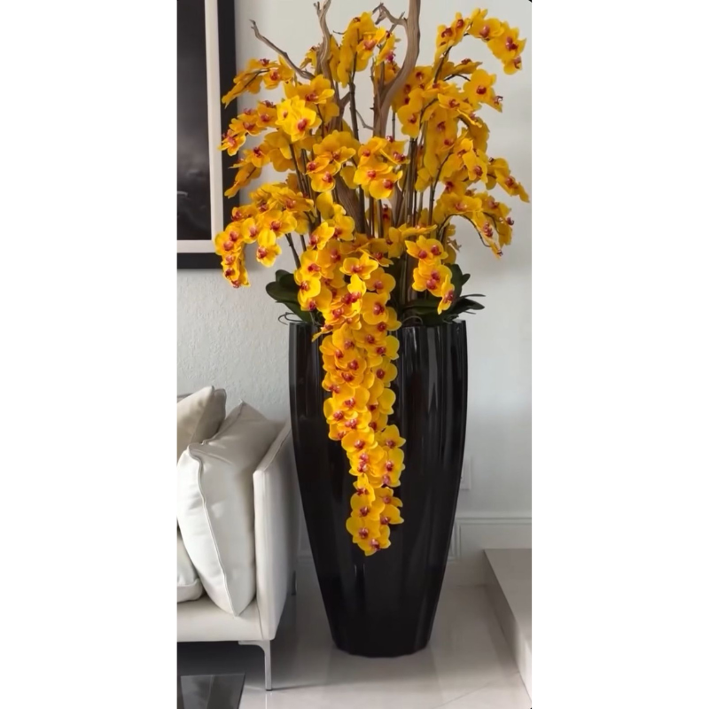 Vaso San Jose em preto brilhante com orquídeas amarelas em cascata