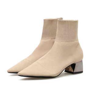 Bota Feminina de Cano Curto com Bico Fino Tecido Elástico Salto Baixo – (Promoção de Inverno 2025)