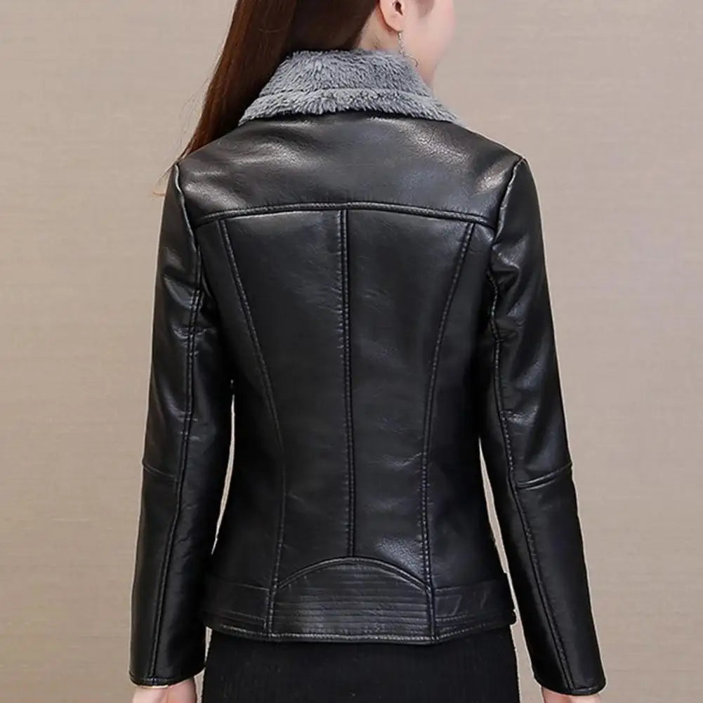 Jaqueta Feminina em Faux Leather com Detalhes em Pelúcia - (Promoção de Inverno 2025)