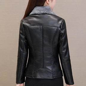 Jaqueta Feminina em Faux Leather com Detalhes em Pelúcia - (Promoção de Inverno 2025)